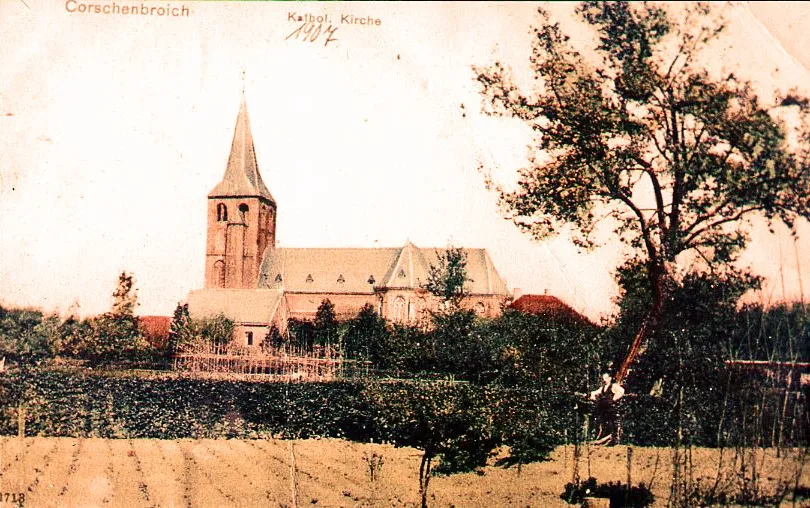 Historische Postkarte von 1907: die Kirche St. Andreas mit spitzem Turmhelm hinter Feldern und Gärten