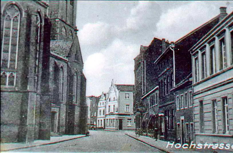 Alte Schwarz-Weiß-Aufnahme der Hochstraße, links das Kirchenschiff von St. Andreas