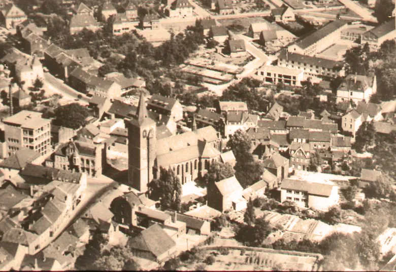 Historisches Luftbild von Korschenbroich mit der Kirche St. Andreas in der Mitte des Ortskerns