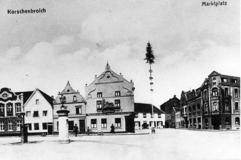 Historische Postkarte: der Korschenbroicher Marktplatz mit Maibaum
