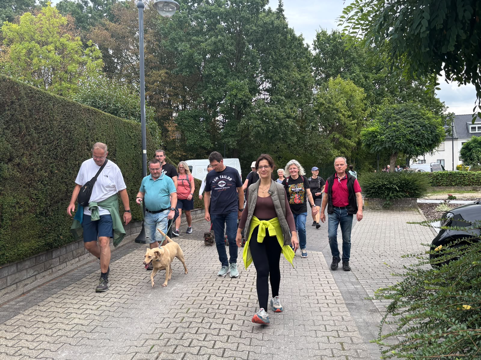 Die Gruppe wandert mit ihren Hunden weiter zur nächsten Station., vergrößern