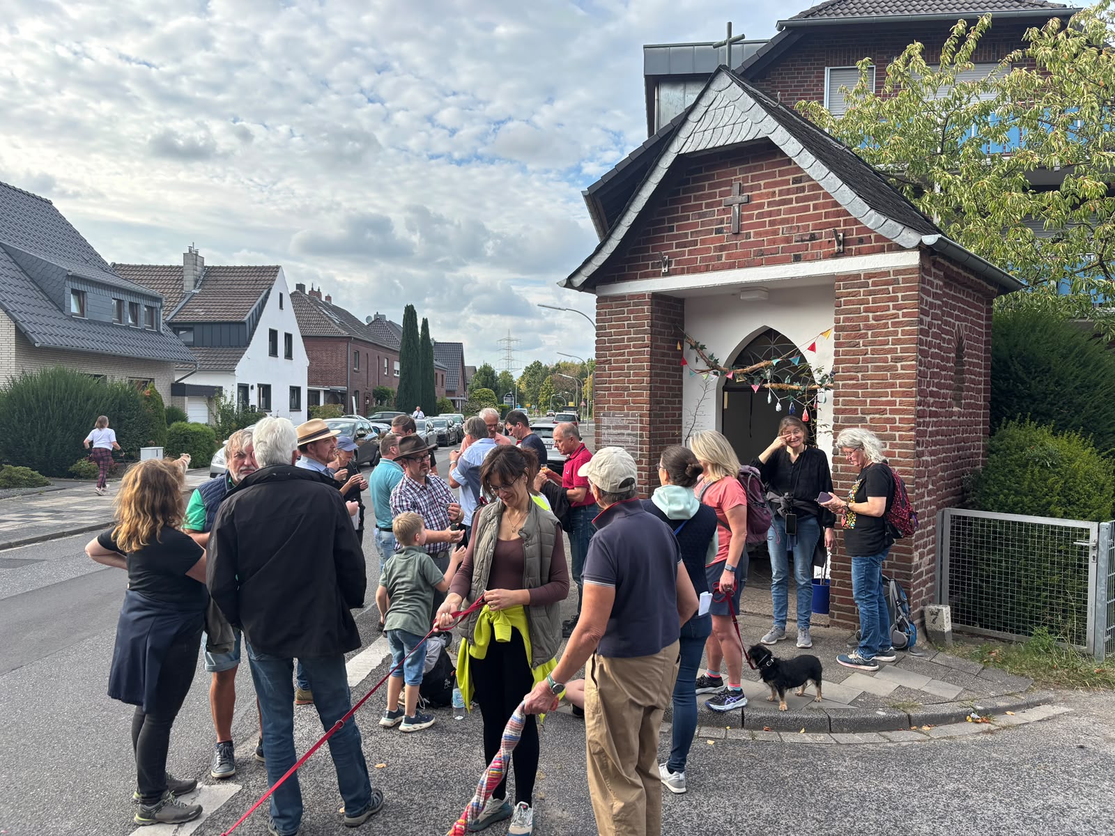 Gespräche an der Antoniuskapelle., vergrößern