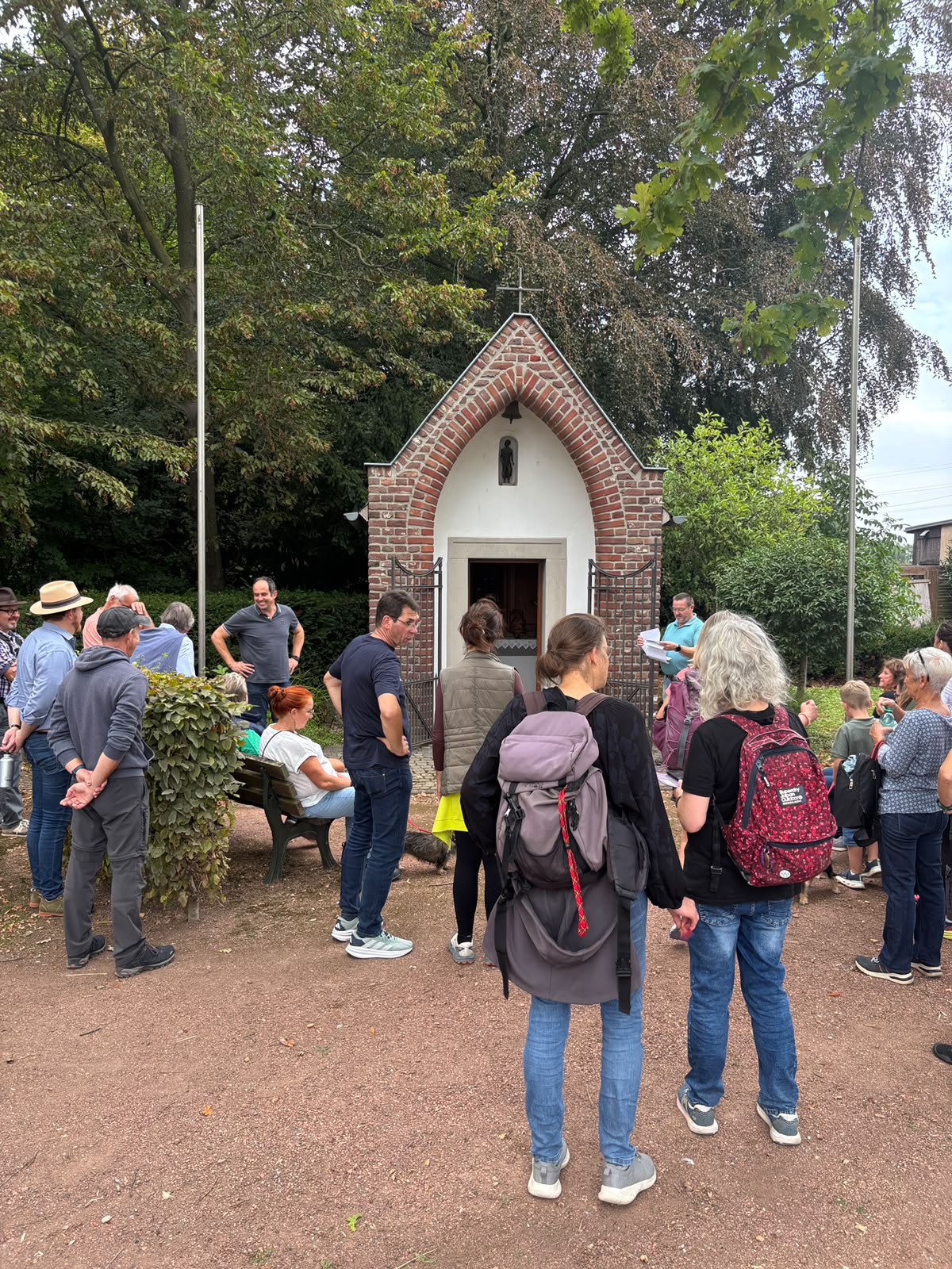 Die Gruppe versammelt sich an der Rochuskapelle., vergrößern