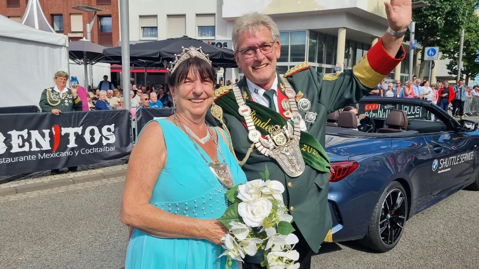 Ein festlicher Gruß an die Zuschauer auf dem Alten Markt, vergrößern