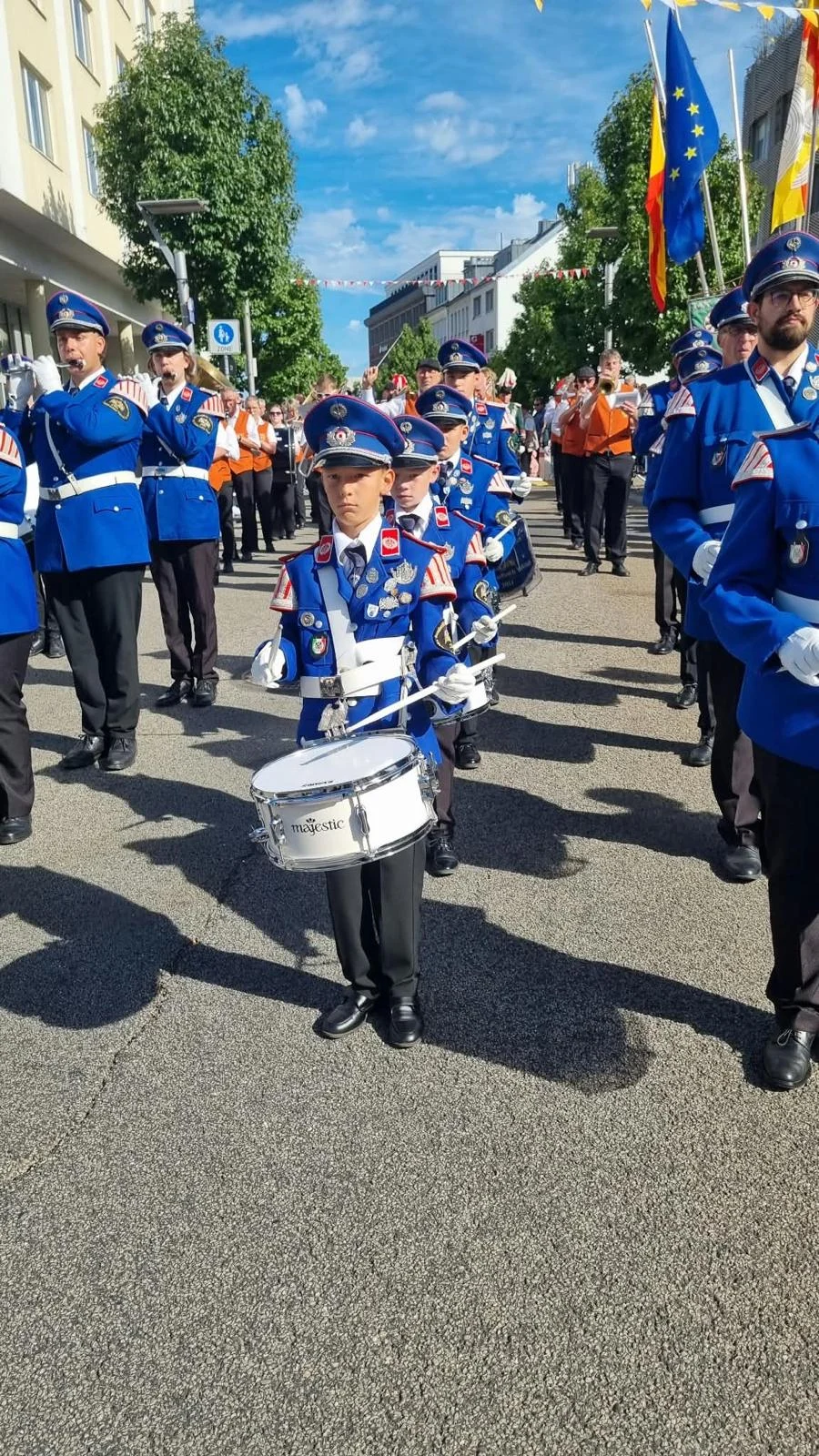 Junge Trommler mit ihrem Musikzug beim Stadtschützenfest, vergrößern