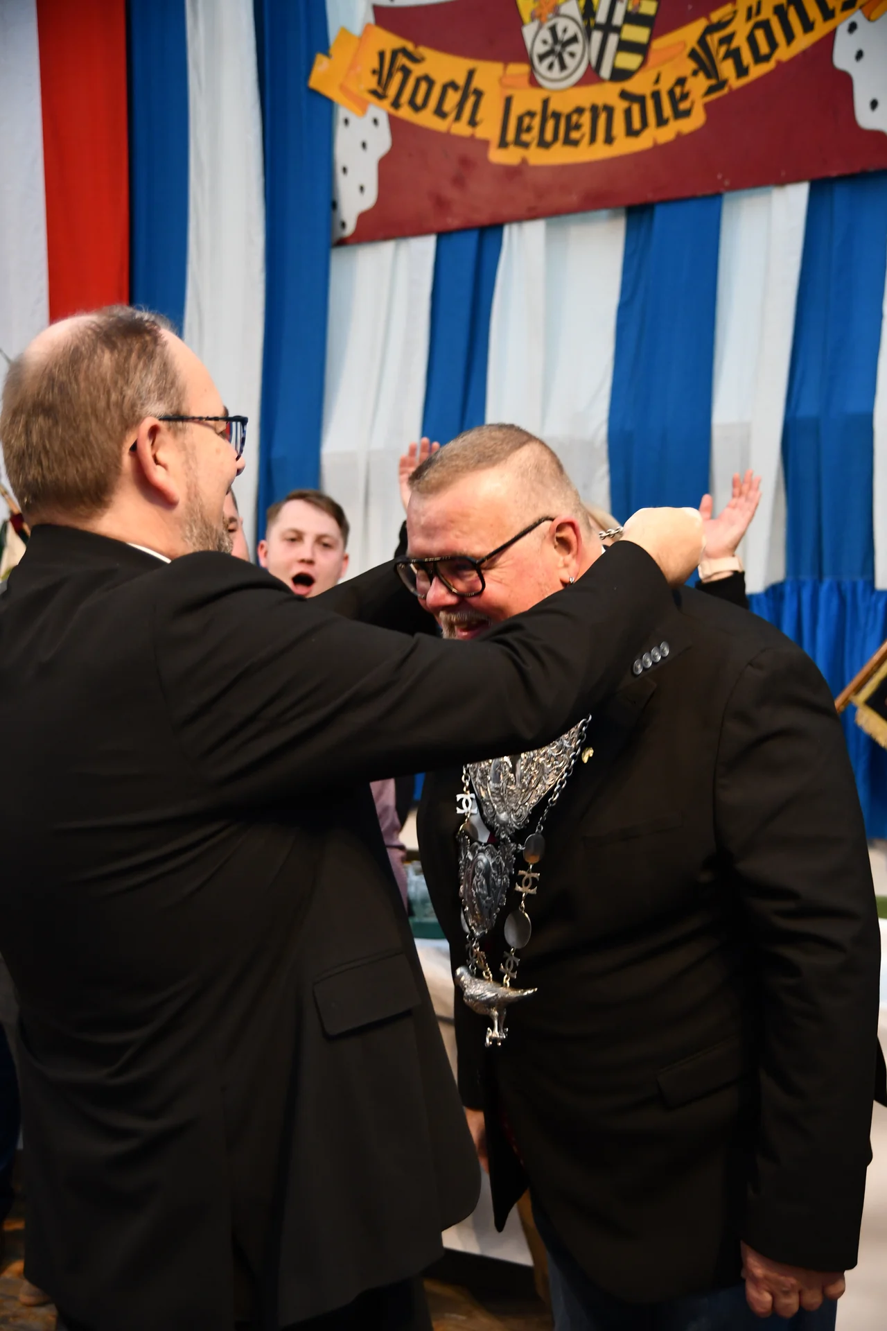 Karsten Siegers wird nach seinem erfolgreichen Vogelschuss das Königssilber umgelegt., vergrößern