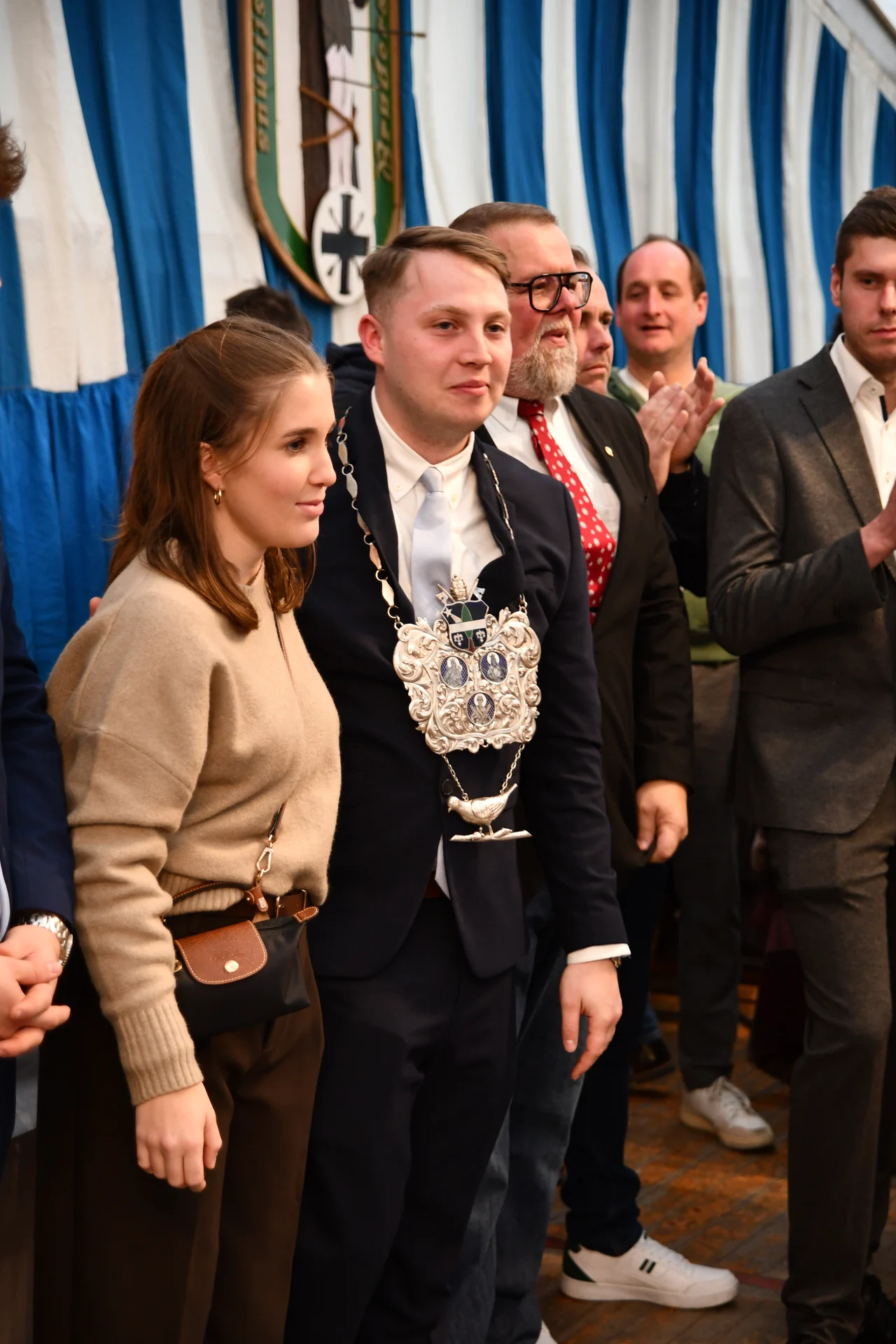 Max Zuther mit seinem Königssilber nach dem erfolgreichen Vogelschuss für St. Katharina., vergrößern
