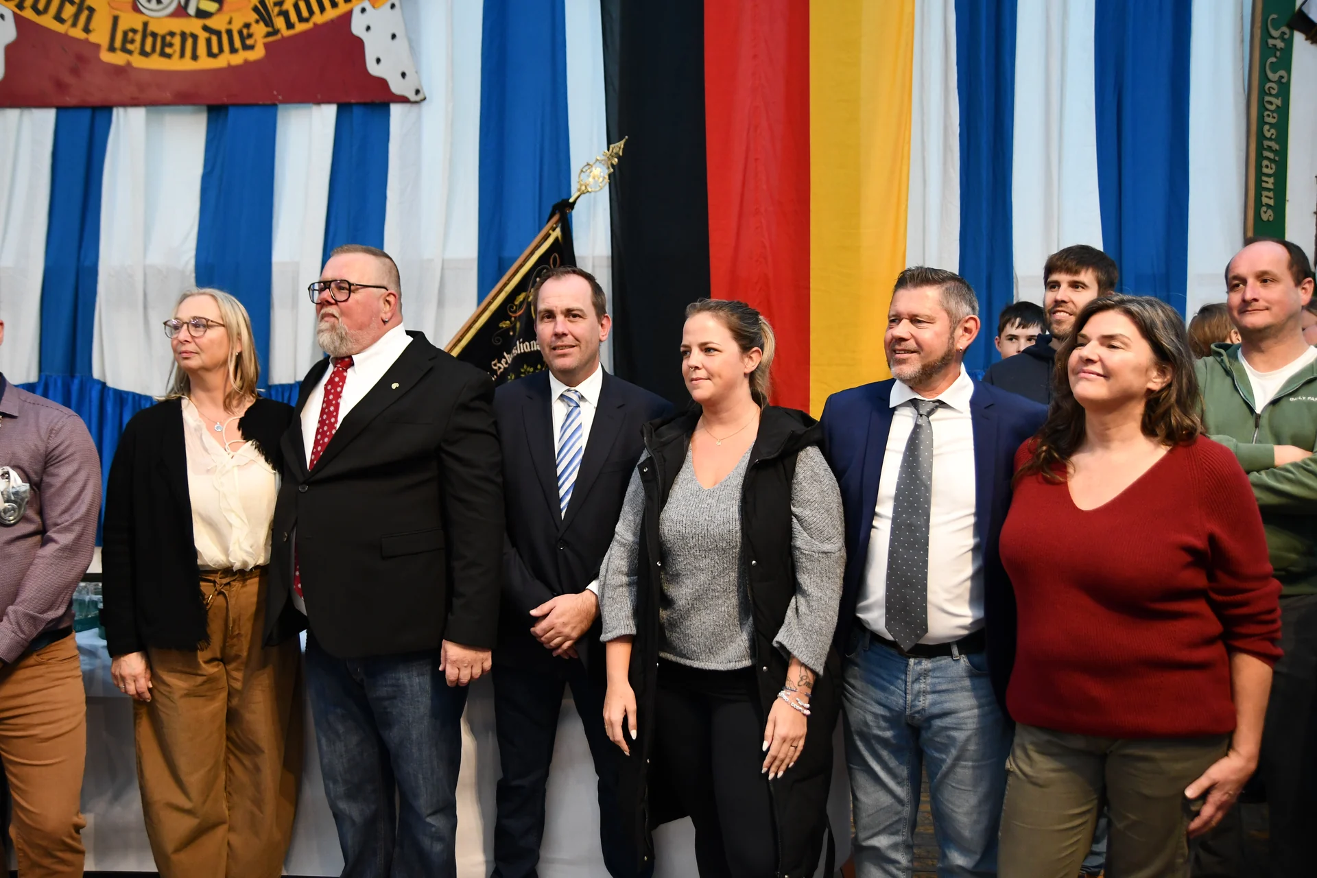 Gemeinsame Momente mit dem neuen Sebastianus-Königshaus beim Vogelschuss 2026., vergrößern