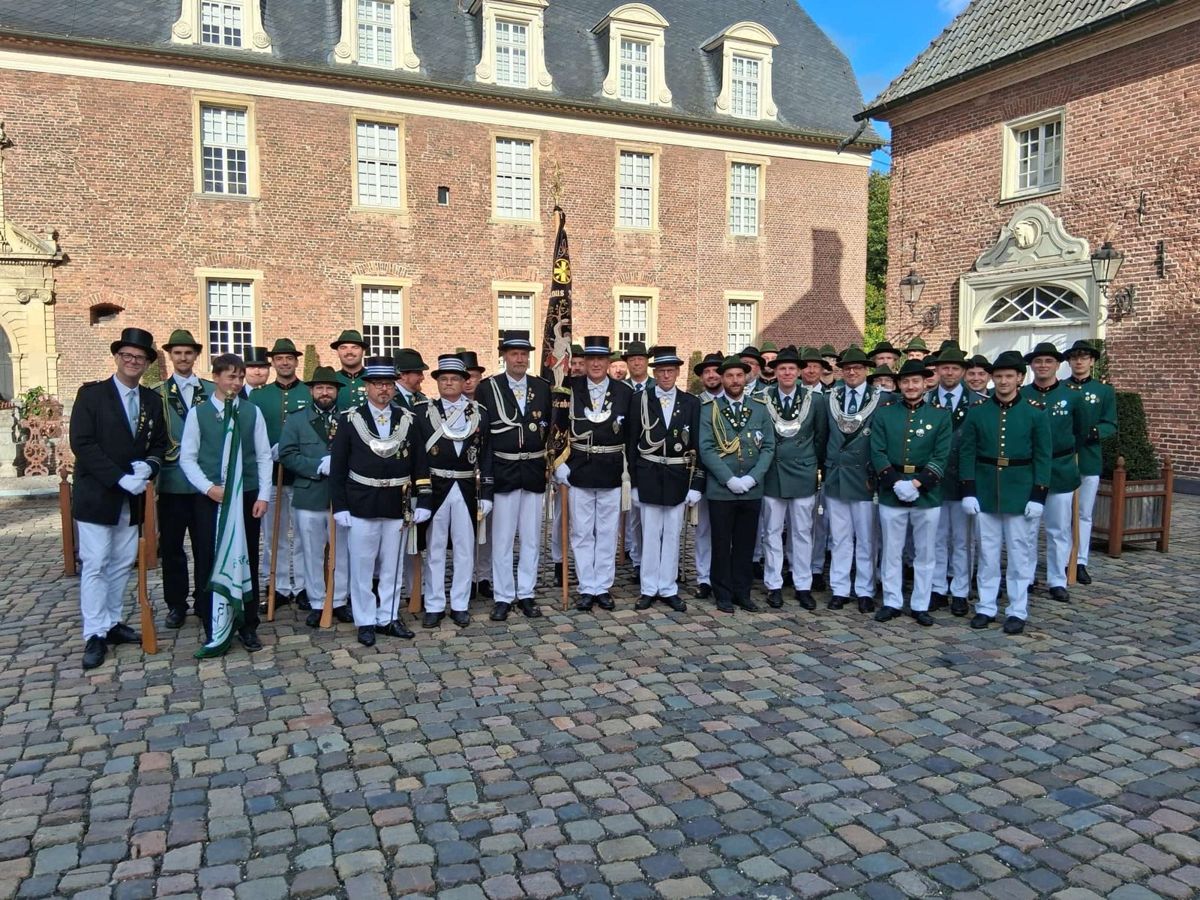 Die Abordnung der Korschenbroicher Bruderschaften im Innenhof von Schloss Anholt