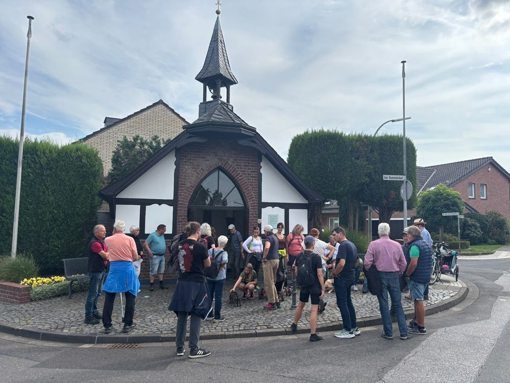 Wandergruppe vor einer Kapelle bei der Kapellenwanderung