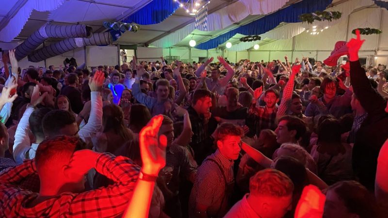 Oktoberfest im Festzelt auf dem Matthias-Hoeren-Platz